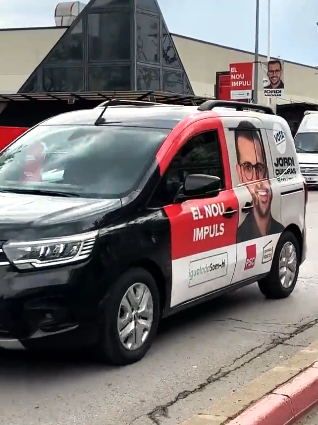 El Nou Impuls campaign van on a sunlit street in Igualada.