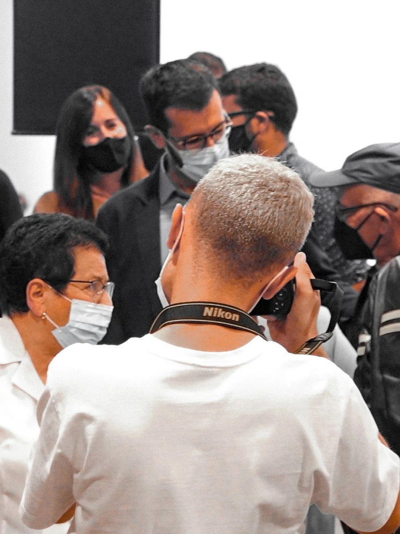 Photographer documenting attendees at an indoor Igualada Som-hi event.