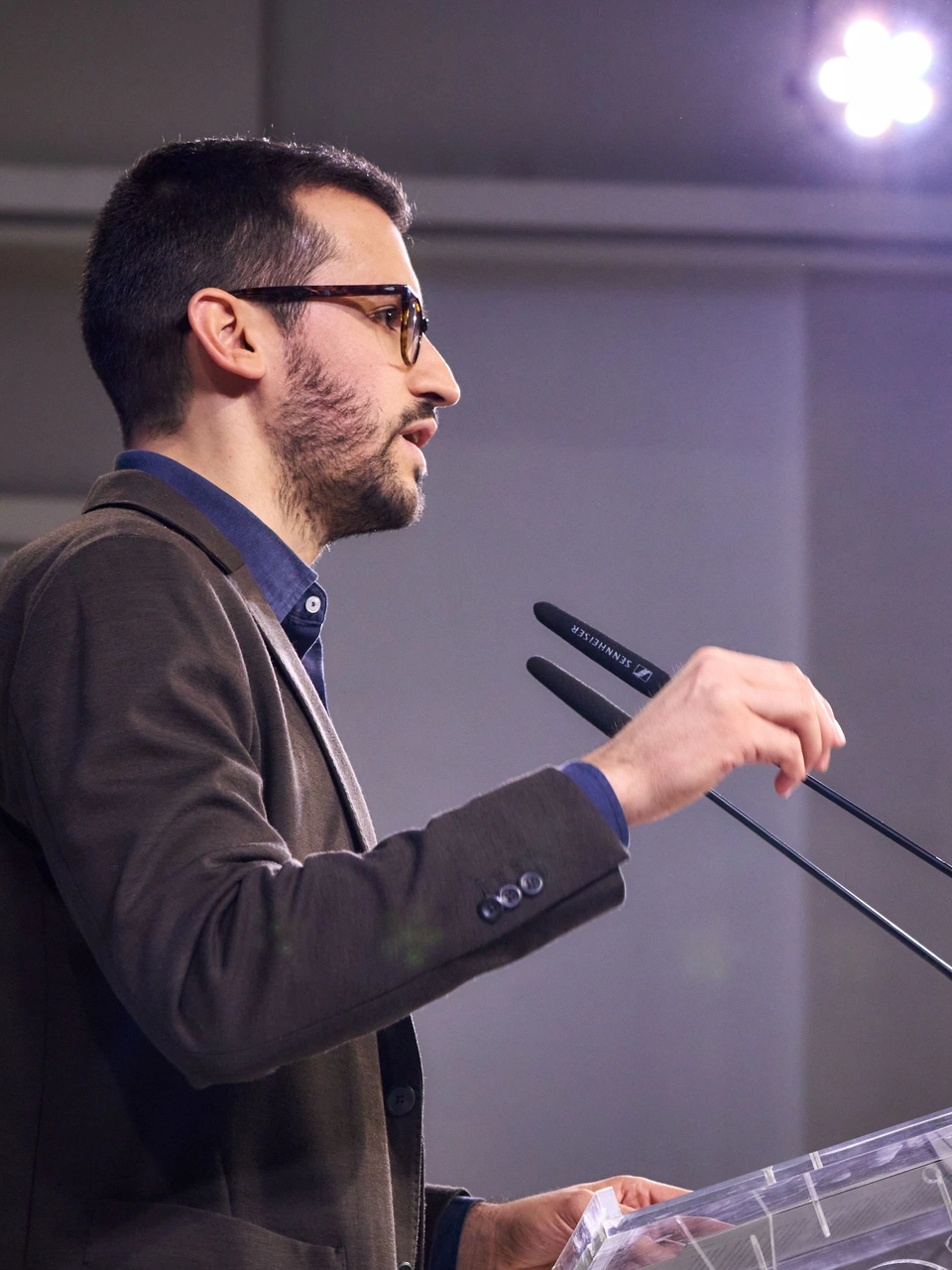 Jordi Cuadras speaking into microphones at a campaign event.