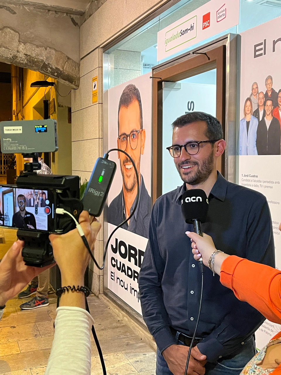 Jordi Cuadras speaking to the press outside the campaign office.