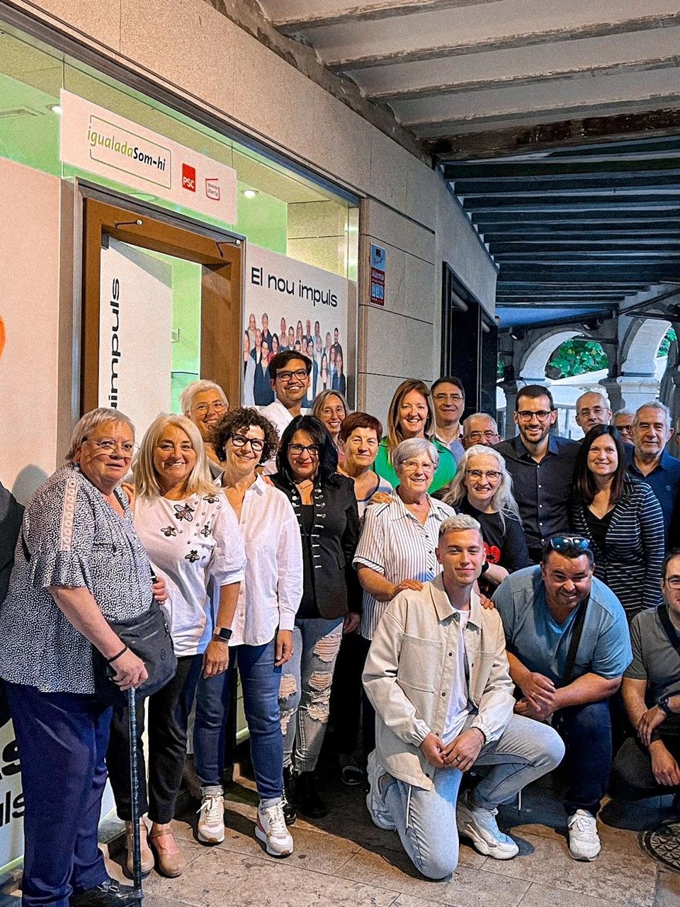 Campaign team gathered outside the El Nou Impuls office.